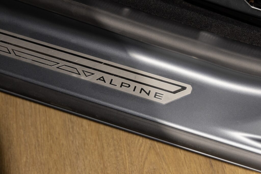 Plaque de seuil avec logo – ALPINE – A110S – 2019 – Gris Tonnerre Mat – 52 900 km – 293 ch – 4 cylindres turbo – Transmission : Sequentielle – Origine France – Privaty Cars – Vente de supercars d’occasion dans l’Ouest de la France