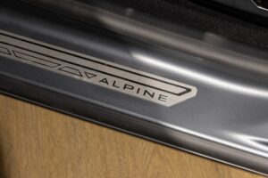 Plaque de seuil avec logo – ALPINE – A110S – 2019 – Gris Tonnerre Mat – 52 900 km – 293 ch – 4 cylindres turbo – Transmission : Sequentielle – Origine France – Privaty Cars – Vente de supercars d’occasion dans l’Ouest de la France