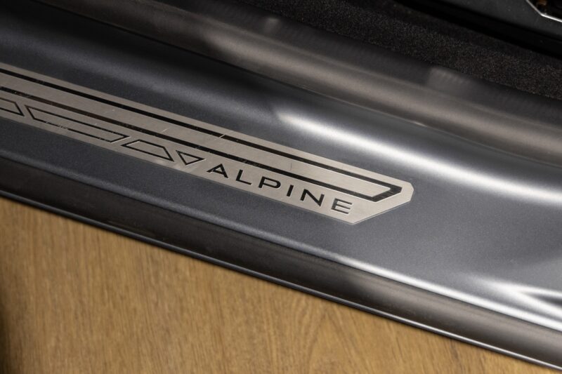 Plaque de seuil avec logo – ALPINE – A110S – 2019 – Gris Tonnerre Mat – 52 900 km – 293 ch – 4 cylindres turbo – Transmission : Sequentielle – Origine France – Privaty Cars – Vente de supercars d’occasion dans l’Ouest de la France