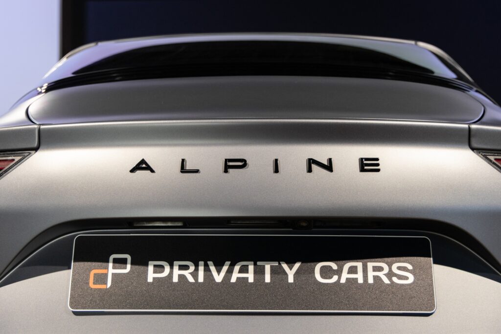 Logo arrière avec inscription – ALPINE – A110S – 2019 – Gris Tonnerre Mat – 52 900 km – 293 ch – 4 cylindres turbo – Transmission : Sequentielle – Origine France – Privaty Cars – Vente de véhicules d’investissement et de collection en Charente-Maritime