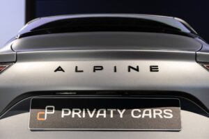 Logo arrière avec inscription – ALPINE – A110S – 2019 – Gris Tonnerre Mat – 52 900 km – 293 ch – 4 cylindres turbo – Transmission : Sequentielle – Origine France – Privaty Cars – Vente de véhicules d’investissement et de collection en Charente-Maritime