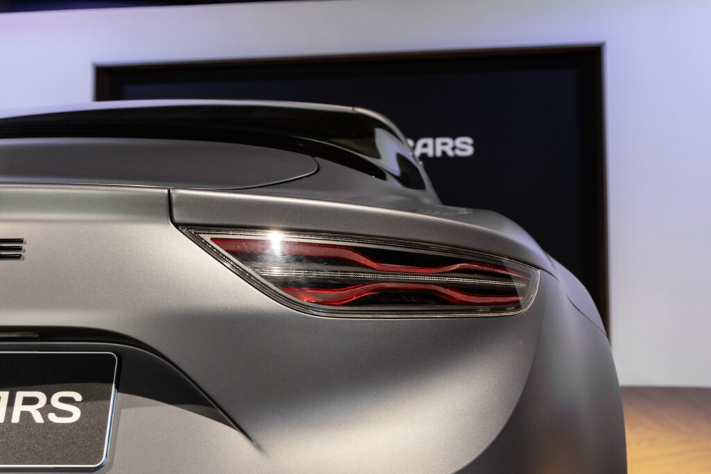 Feux arrière avec design distinctif – ALPINE – A110S – 2019 – Gris Tonnerre Mat – 52 900 km – 293 ch – 4 cylindres turbo – Transmission : Sequentielle – Origine France – Privaty Cars – Véhicules de sport et de luxe d’occasion entre Bordeaux et Nantes