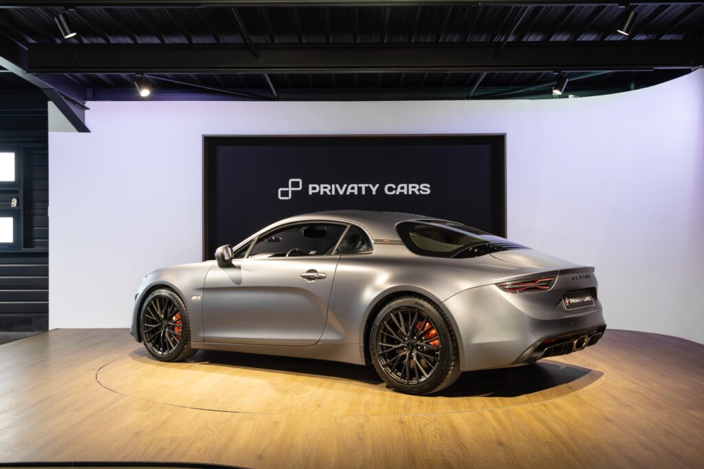 Vue arrière avec jantes noires – ALPINE – A110S – 2019 – Gris Tonnerre Mat – 52 900 km – 293 ch – 4 cylindres turbo – Transmission : Sequentielle – Origine France – Privaty Cars – Expert des modèles ALPINE proche de Nantes