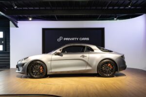 Vue latérale avec jantes noires – ALPINE – A110S – 2019 – Gris Tonnerre Mat – 52 900 km – 293 ch – 4 cylindres turbo – Transmission : Sequentielle – Origine France – Privaty Cars – Mandat de vente pour automobiles de luxe à 2 heures de Paris en TGV