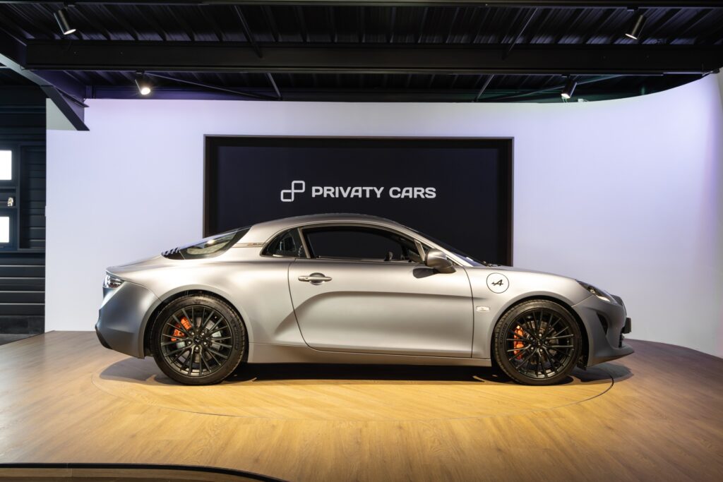 Vue latérale avec jantes noires – ALPINE – A110S – 2019 – Gris Tonnerre Mat – 52 900 km – 293 ch – 4 cylindres turbo – Transmission : Sequentielle – Origine France – Privaty Cars – Vente de voitures de prestige d’occasion à La Rochelle