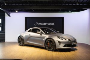 Vue latérale avec jantes noires – ALPINE – A110S – 2019 – Gris Tonnerre Mat – 52 900 km – 293 ch – 4 cylindres turbo – Transmission : Sequentielle – Origine France – Privaty Cars – Vente de voitures de prestige d’occasion près de Niort