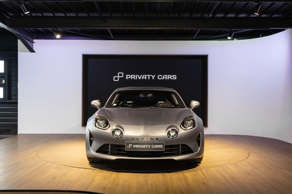 Vue avant avec phares ronds – ALPINE – A110S – 2019 – Gris Tonnerre Mat – 52 900 km – 293 ch – 4 cylindres turbo – Transmission : Sequentielle – Origine France – Privaty Cars – Service de courtage et recherche automobile premium près de Niort