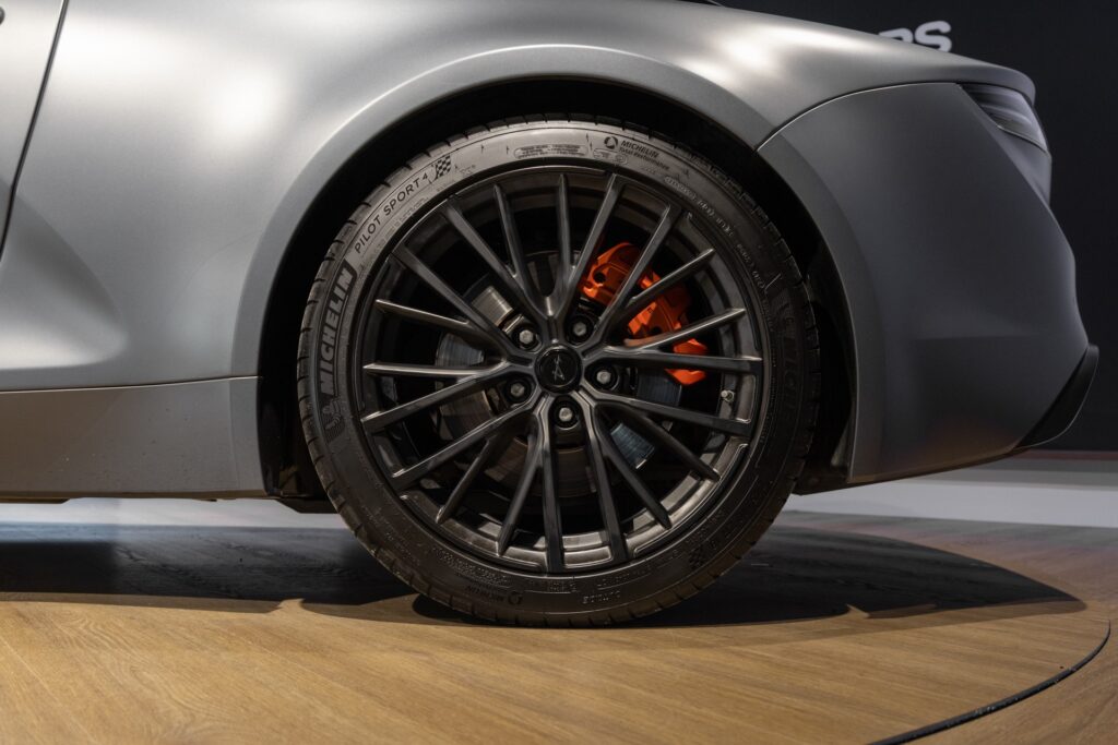 Jantes avec étriers de frein orange – ALPINE – A110S – 2019 – Gris Tonnerre Mat – 52 900 km – 293 ch – 4 cylindres turbo – Transmission : Sequentielle – Origine France – Privaty Cars – Commerce de voitures de sport luxe et premium à 2 heures de Paris en TGV