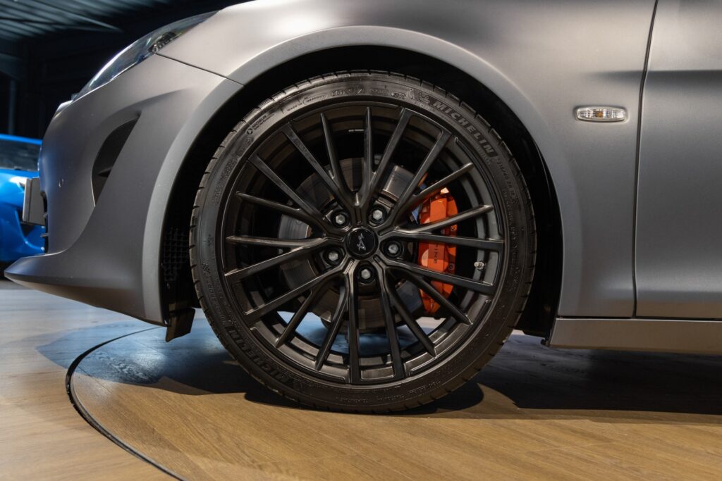 Jantes avec étriers de frein orange – ALPINE – A110S – 2019 – Gris Tonnerre Mat – 52 900 km – 293 ch – 4 cylindres turbo – Transmission : Sequentielle – Origine France – Privaty Cars – Spécialiste des supercars d’occasion à 2 heures de Paris en TGV