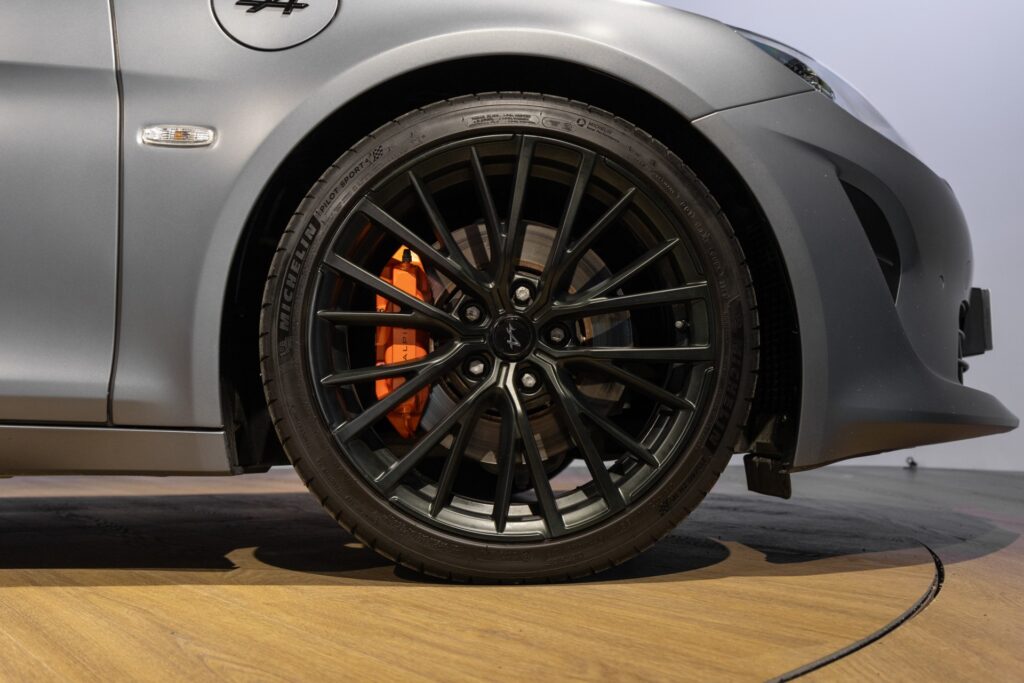 Jantes avec étrier de frein orange – ALPINE – A110S – 2019 – Gris Tonnerre Mat – 52 900 km – 293 ch – 4 cylindres turbo – Transmission : Sequentielle – Origine France – Privaty Cars – Expert des modèles ALPINE en Charente-Maritime