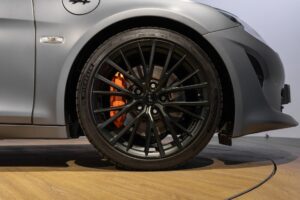 Jantes avec étrier de frein orange – ALPINE – A110S – 2019 – Gris Tonnerre Mat – 52 900 km – 293 ch – 4 cylindres turbo – Transmission : Sequentielle – Origine France – Privaty Cars – Expert des modèles ALPINE en Charente-Maritime