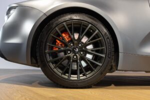 Jantes avec étriers de frein orange – ALPINE – A110S – 2019 – Gris Tonnerre Mat – 52 900 km – 293 ch – 4 cylindres turbo – Transmission : Sequentielle – Origine France – Privaty Cars – Reprise de voitures de sport et collection proche de Bordeaux