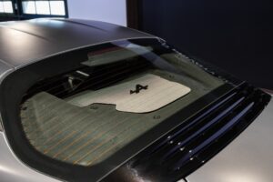 Vitre arrière avec garniture décorative – ALPINE – A110S – 2019 – Gris Tonnerre Mat – 52 900 km – 293 ch – 4 cylindres turbo – Transmission : Sequentielle – Origine France – Privaty Cars – Dépôt-vente de véhicules ALPINE dans l’Ouest de la France