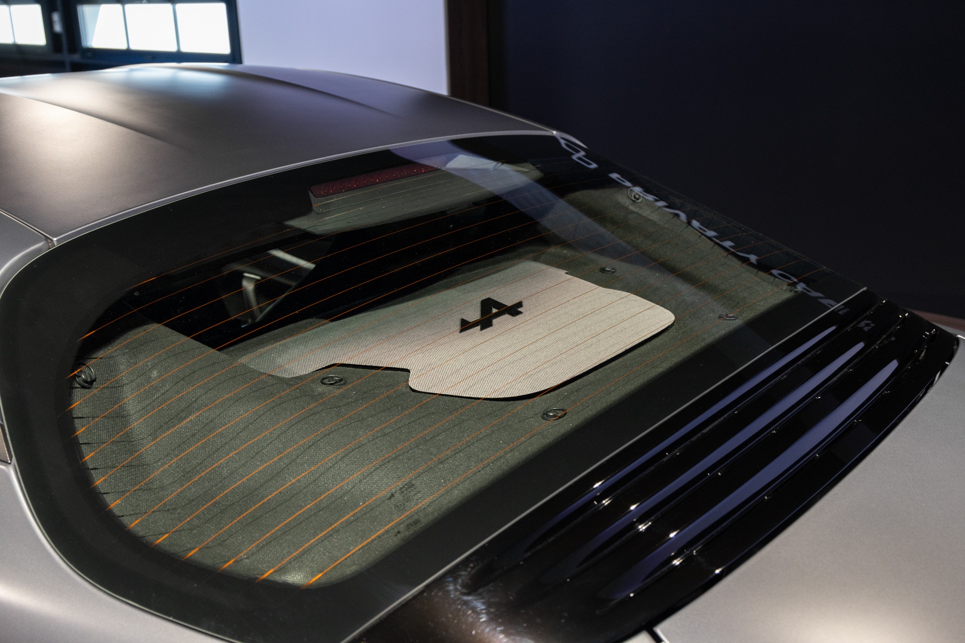 Vitre arrière avec garniture décorative – ALPINE – A110S – 2019 – Gris Tonnerre Mat – 52 900 km – 293 ch – 4 cylindres turbo – Transmission : Sequentielle – Origine France – Privaty Cars – Dépôt-vente de véhicules ALPINE dans l’Ouest de la France
