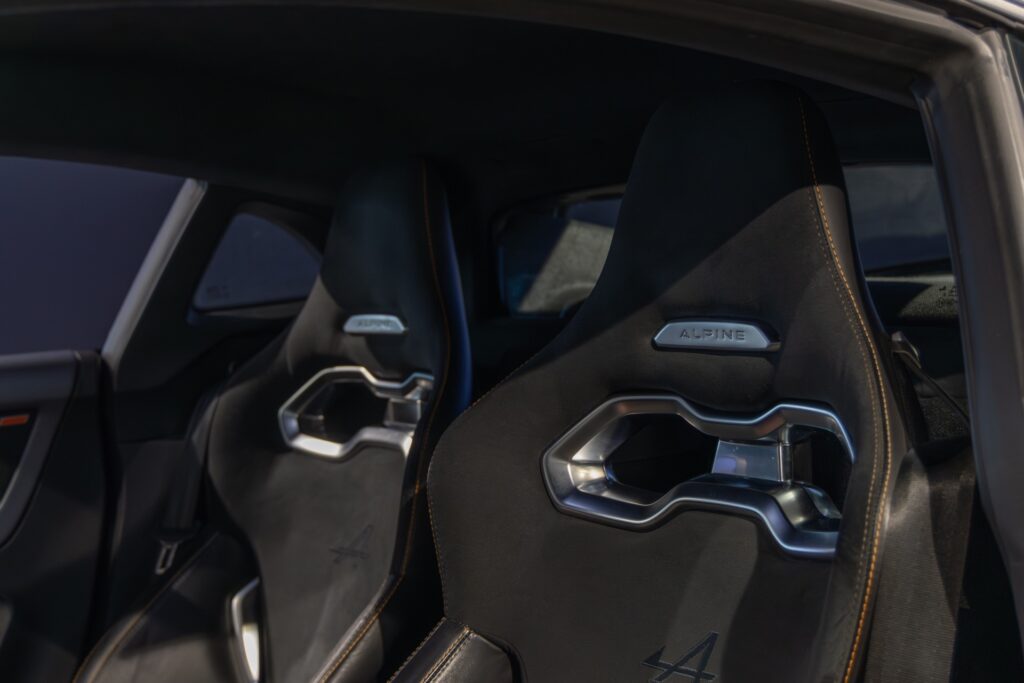 Sièges baquets en cuir – ALPINE – A110S – 2019 – Gris Tonnerre Mat – 52 900 km – 293 ch – 4 cylindres turbo – Transmission : Sequentielle – Origine France – Privaty Cars – Mandat de vente pour automobiles de luxe proche de Nantes