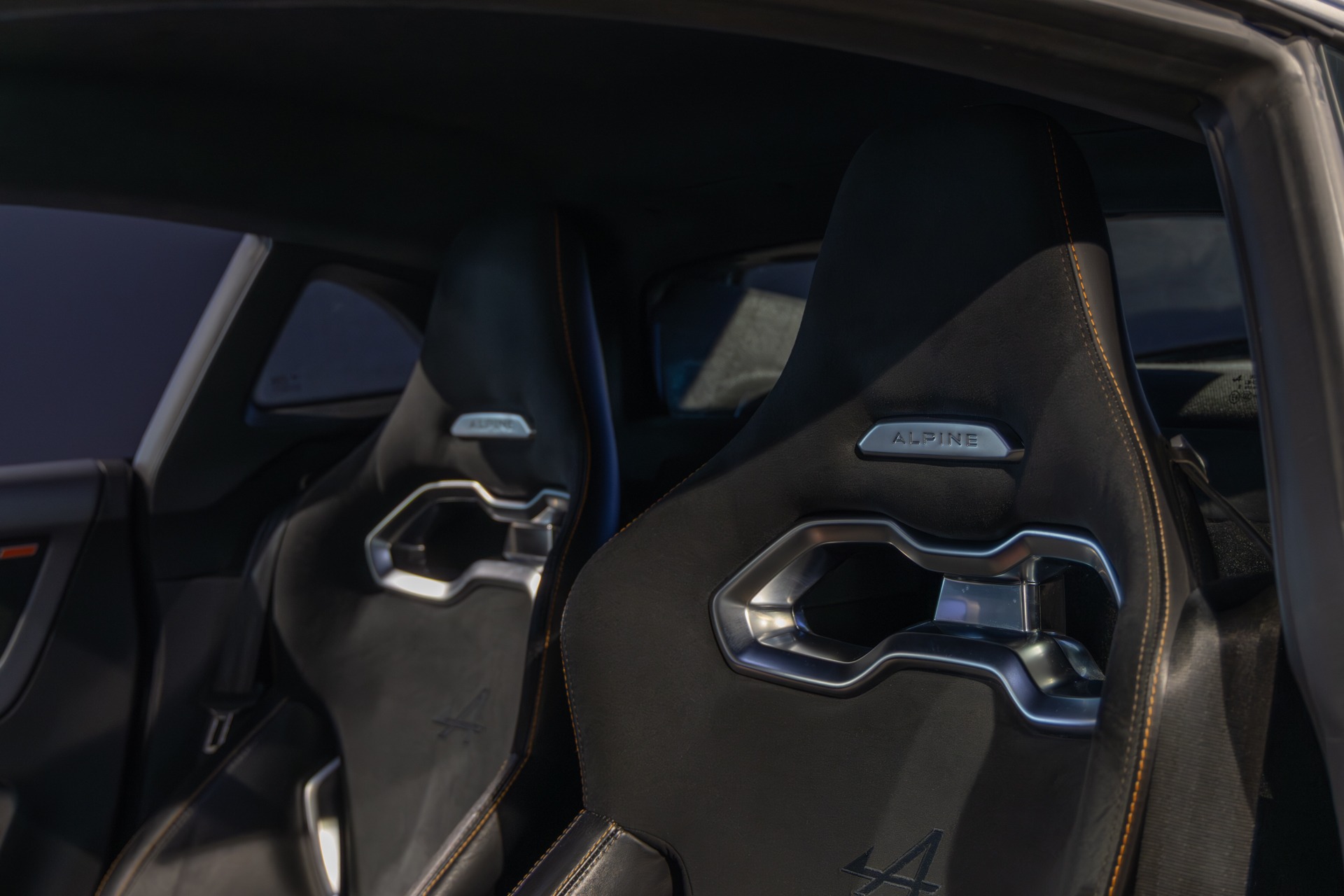 Sièges baquets en cuir – ALPINE – A110S – 2019 – Gris Tonnerre Mat – 52 900 km – 293 ch – 4 cylindres turbo – Transmission : Sequentielle – Origine France – Privaty Cars – Mandat de vente pour automobiles de luxe proche de Nantes