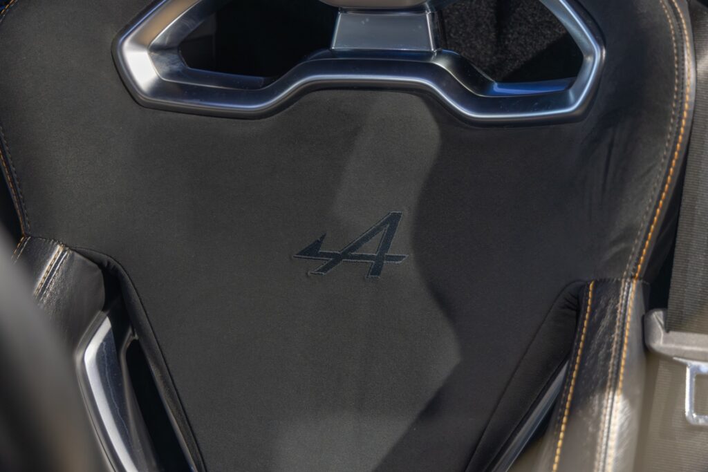 Sièges baquets avec logo – ALPINE – A110S – 2019 – Gris Tonnerre Mat – 52 900 km – 293 ch – 4 cylindres turbo – Transmission : Sequentielle – Origine France – Privaty Cars – Achat et vente de voitures de luxe d’occasion en Nouvelle-Aquitaine