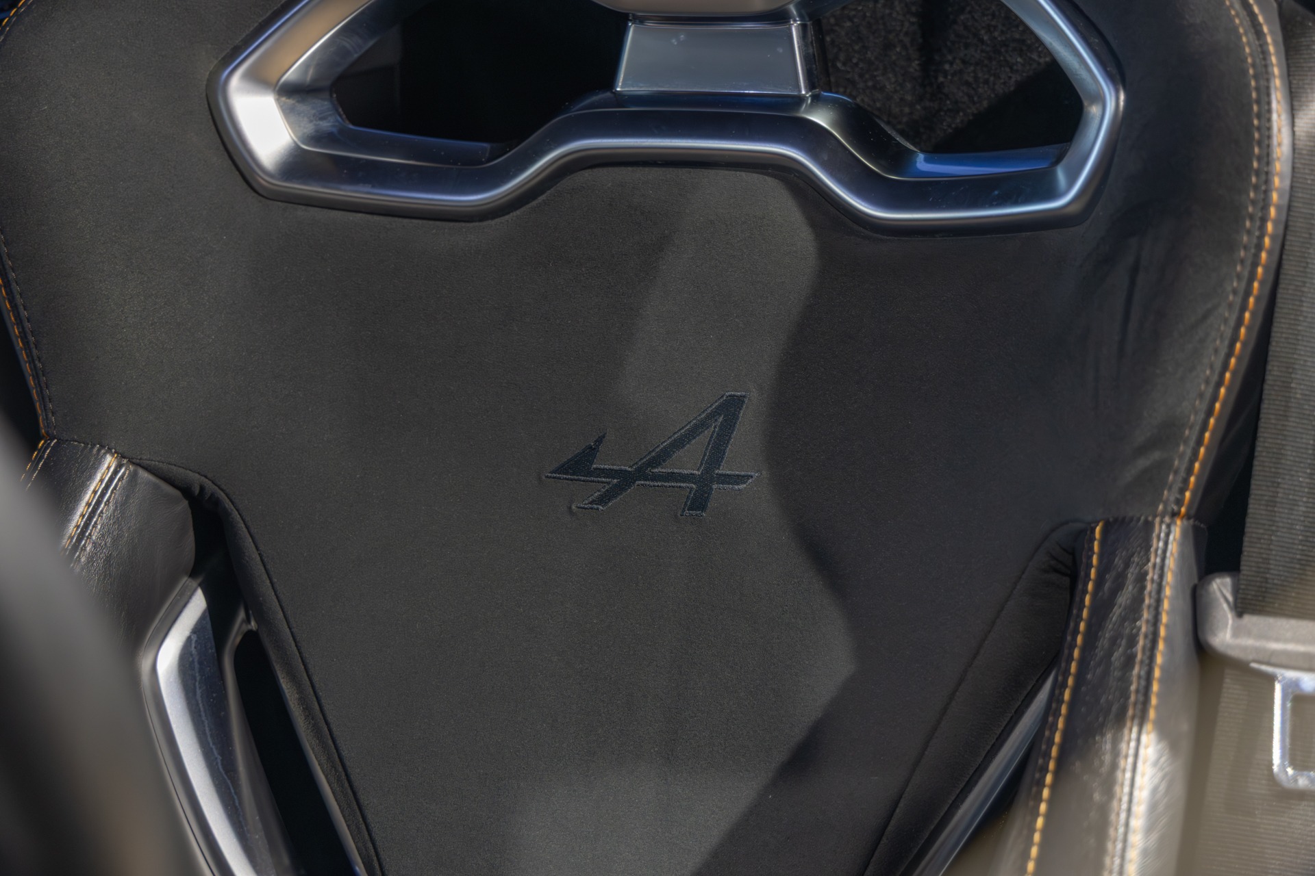 Sièges baquets avec logo – ALPINE – A110S – 2019 – Gris Tonnerre Mat – 52 900 km – 293 ch – 4 cylindres turbo – Transmission : Sequentielle – Origine France – Privaty Cars – Achat et vente de voitures de luxe d’occasion en Nouvelle-Aquitaine