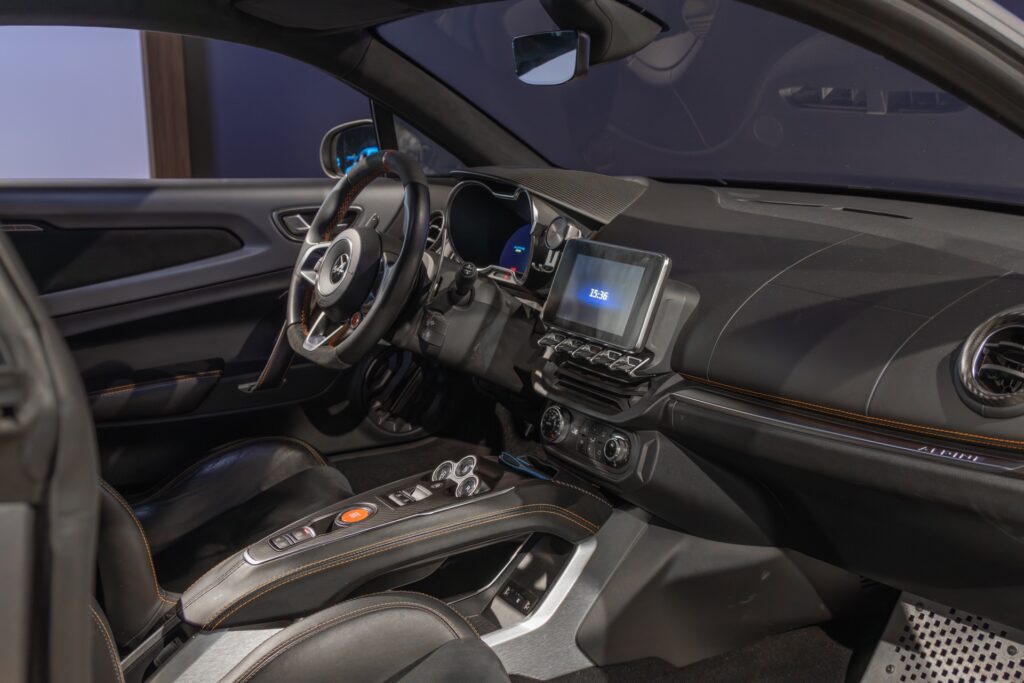 Tableau de bord avec écran central – ALPINE – A110S – 2019 – Gris Tonnerre Mat – 52 900 km – 293 ch – 4 cylindres turbo – Transmission : Sequentielle – Origine France – Privaty Cars – Spécialiste ALPINE d’occasion dans l’Ouest de la France