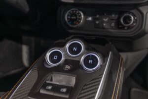 Console centrale avec boutons de sélection – ALPINE – A110S – 2019 – Gris Tonnerre Mat – 52 900 km – 293 ch – 4 cylindres turbo – Transmission : Sequentielle – Origine France – Privaty Cars – Showroom de voitures de sport haut de gamme à 2 heures de Paris en TGV