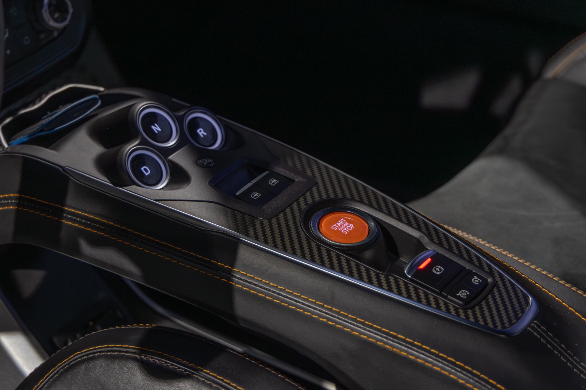 Console centrale avec bouton de démarrage – ALPINE – A110S – 2019 – Gris Tonnerre Mat – 52 900 km – 293 ch – 4 cylindres turbo – Transmission : Sequentielle – Origine France – Privaty Cars – Spécialiste ALPINE d’occasion près de Niort