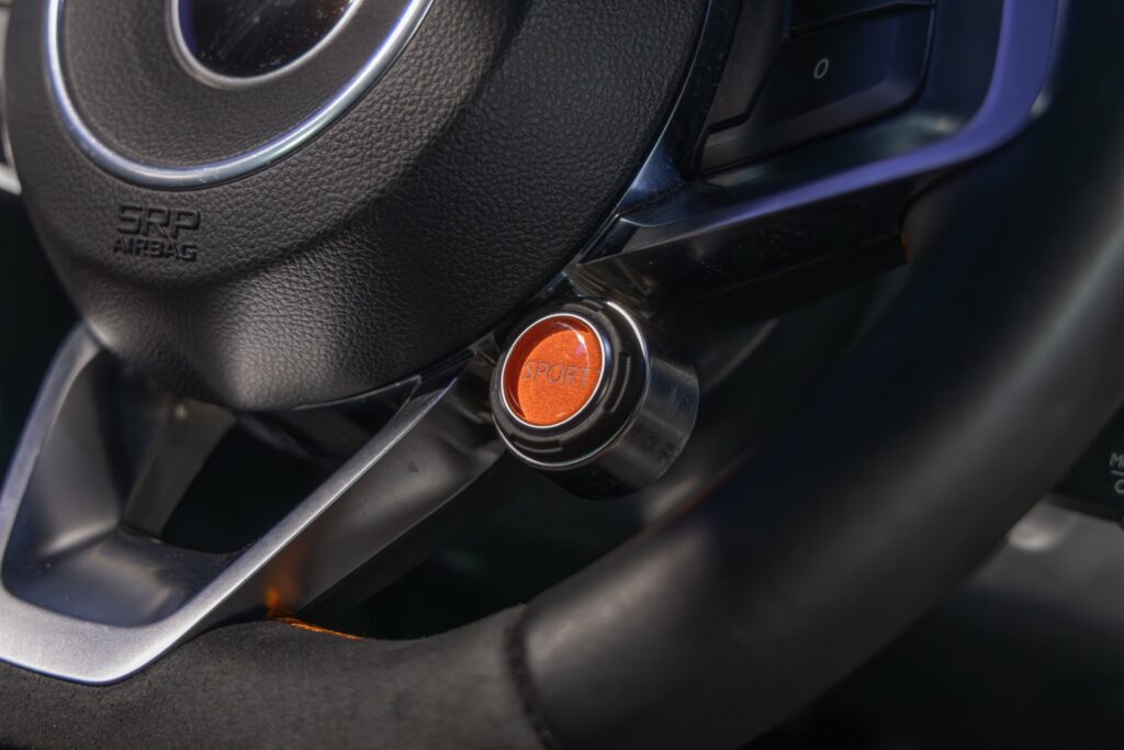 Volant avec bouton sport – ALPINE – A110S – 2019 – Gris Tonnerre Mat – 52 900 km – 293 ch – 4 cylindres turbo – Transmission : Sequentielle – Origine France – Privaty Cars – Sélection de véhicules ALPINE disponibles proche de Bordeaux