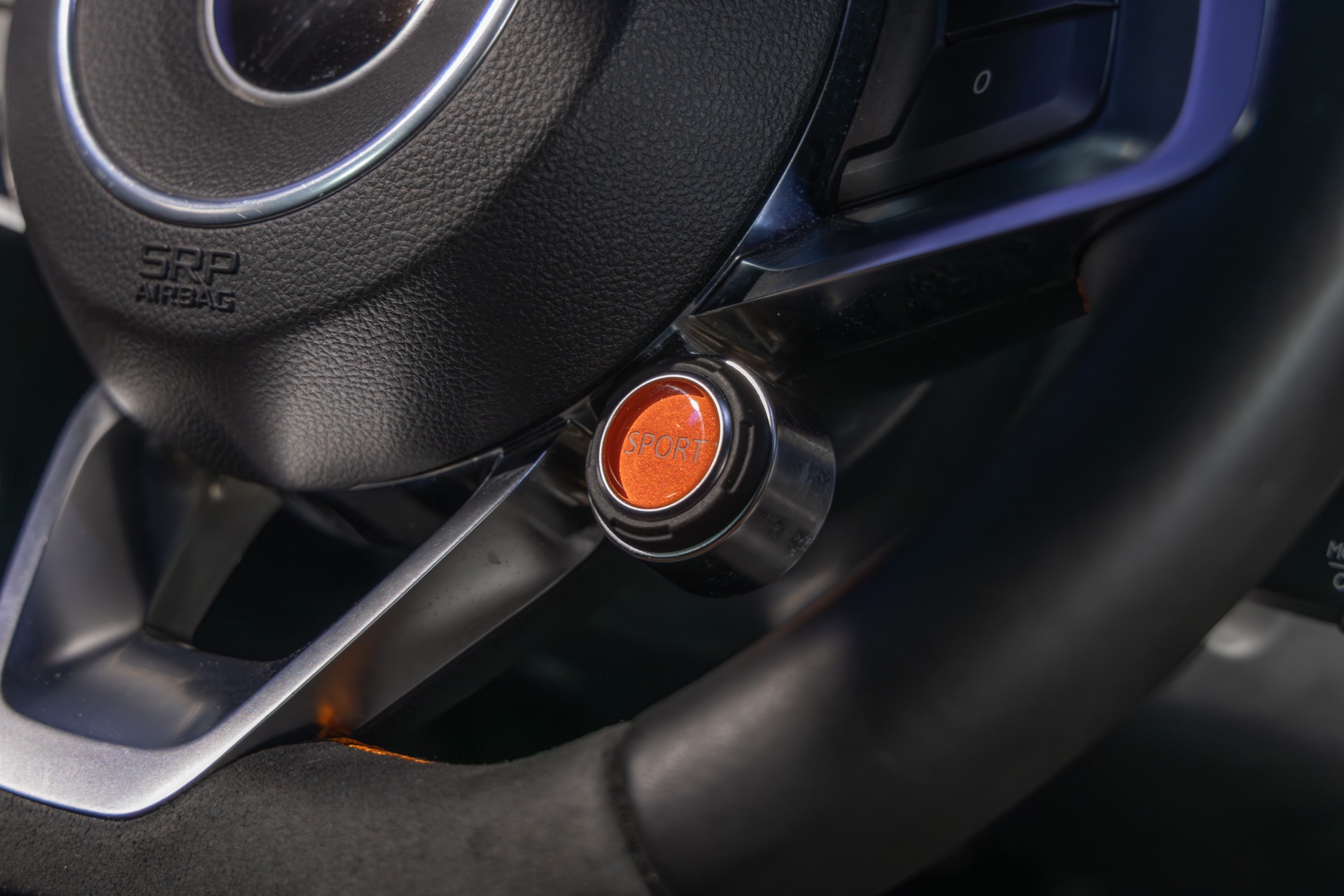 Volant avec bouton sport – ALPINE – A110S – 2019 – Gris Tonnerre Mat – 52 900 km – 293 ch – 4 cylindres turbo – Transmission : Sequentielle – Origine France – Privaty Cars – Sélection de véhicules ALPINE disponibles proche de Bordeaux