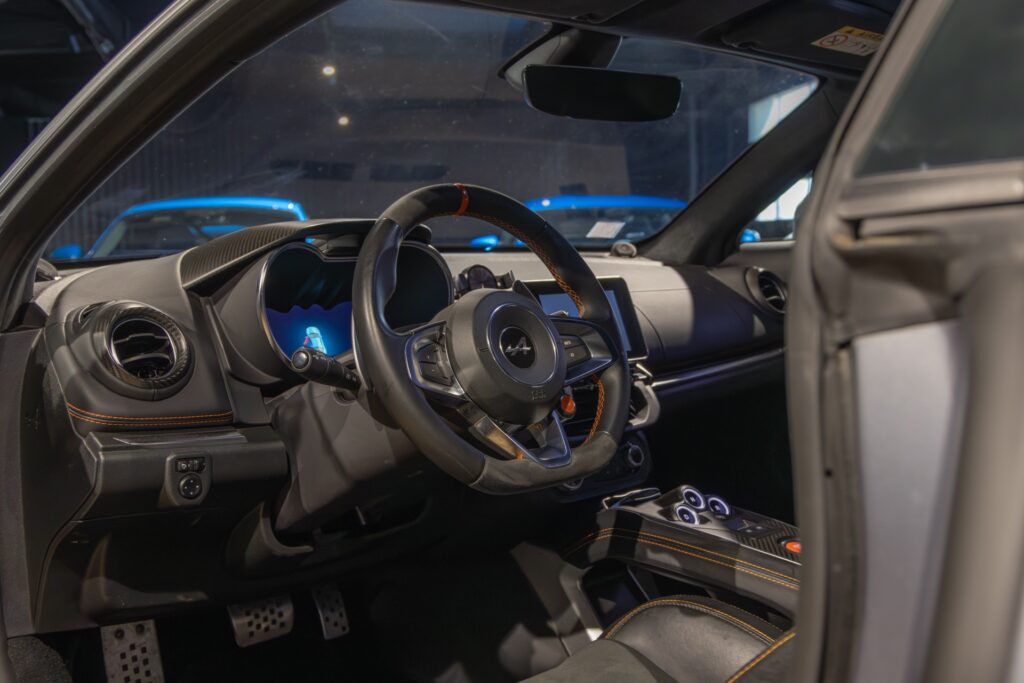 Volant – ALPINE – A110S – 2019 – Gris Tonnerre Mat – 52 900 km – 293 ch – 4 cylindres turbo – Transmission : Sequentielle – Origine France – Privaty Cars – Spécialiste indépendant Porsche, Ferrari et McLaren dans l’Ouest de la France