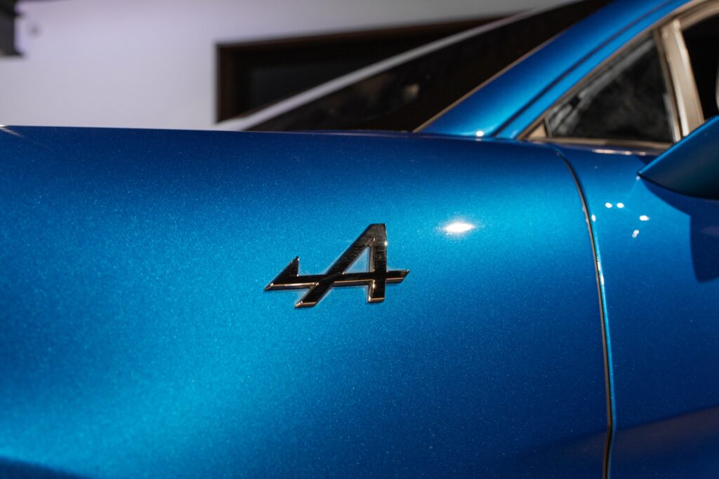 Logo sur carrosserie – ALPINE – A110S PURE – 2019 – Bleu Alpine – 47 900 km – 252 ch – 4 cylindres turbo – Transmission : Sequentielle – Origine France – Privaty Cars – Véhicules de sport et de luxe d’occasion à La Rochelle