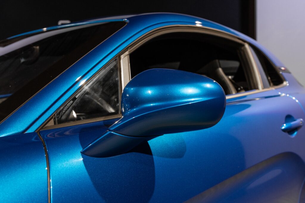 Rétroviseur avec finition brillante – ALPINE – A110S PURE – 2019 – Bleu Alpine – 47 900 km – 252 ch – 4 cylindres turbo – Transmission : Sequentielle – Origine France – Privaty Cars – Recherche personnalisée de voitures de sport d’occasion proche de Bordeaux