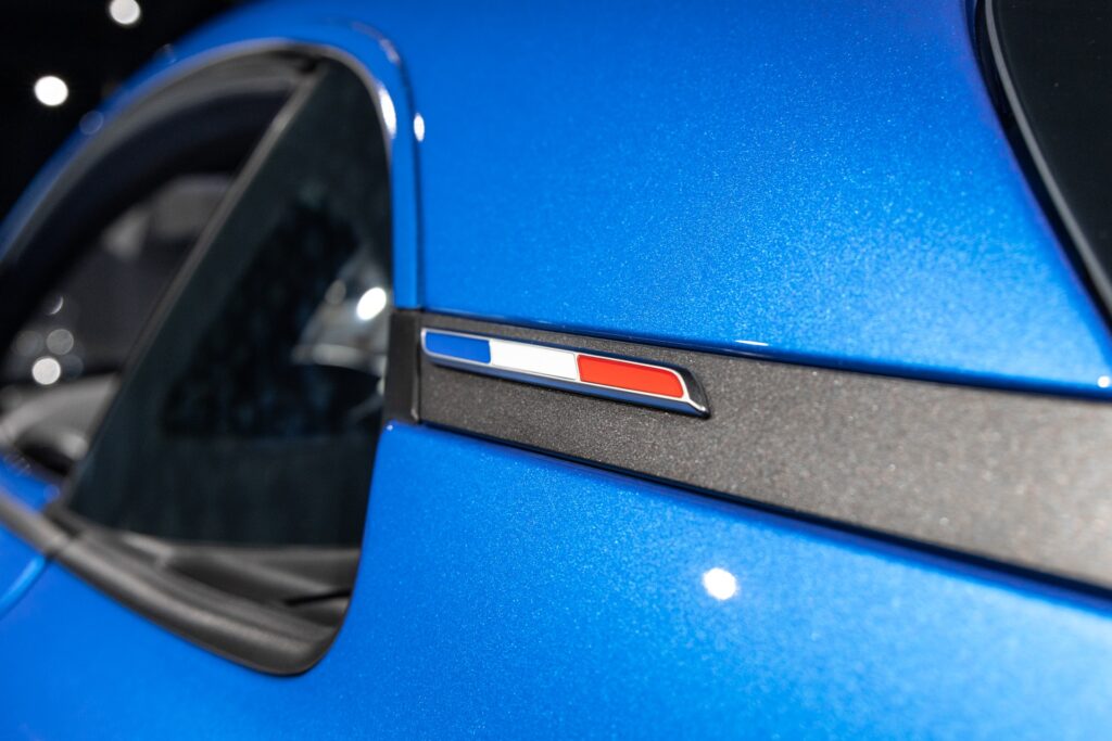 Écusson tricolore sur la carrosserie – ALPINE – A110S PURE – 2019 – Bleu Alpine – 47 900 km – 252 ch – 4 cylindres turbo – Transmission : Sequentielle – Origine France – Privaty Cars – Achat et vente de supercars d’occasion près de Niort