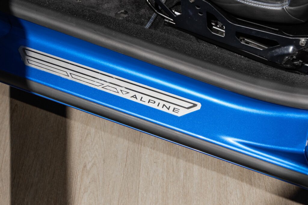 Seuil de porte en aluminium – ALPINE – A110S PURE – 2019 – Bleu Alpine – 47 900 km – 252 ch – 4 cylindres turbo – Transmission : Sequentielle – Origine France – Privaty Cars – Commerce de voitures de sport luxe et premium proche de Nantes