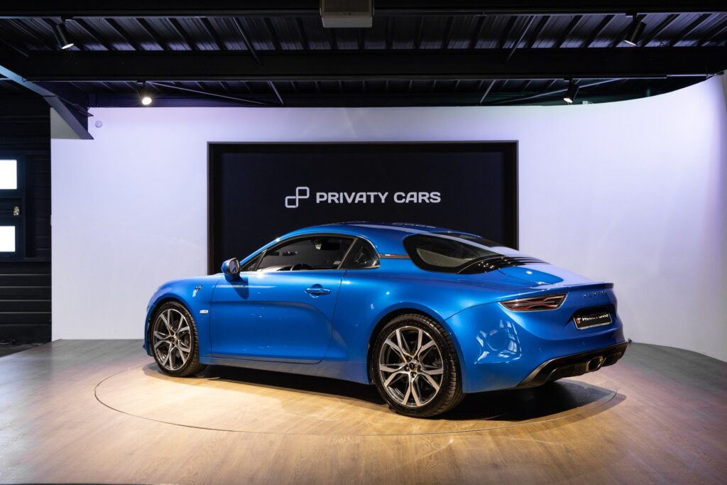 Vue arrière avec jantes sportives – ALPINE – A110S PURE – 2019 – Bleu Alpine – 47 900 km – 252 ch – 4 cylindres turbo – Transmission : Sequentielle – Origine France – Privaty Cars – Recherche personnalisée de voitures de sport d’occasion près de Poitiers