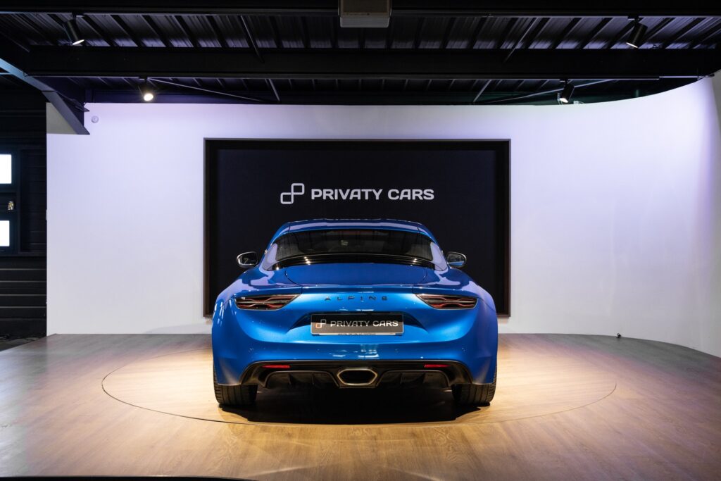 Vue arrière avec double sortie d'échappement – ALPINE – A110S PURE – 2019 – Bleu Alpine – 47 900 km – 252 ch – 4 cylindres turbo – Transmission : Sequentielle – Origine France – Privaty Cars – Rachat immédiat de véhicules de prestige proche de Bordeaux
