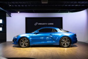 Vue latérale avec jantes sportives – ALPINE – A110S PURE – 2019 – Bleu Alpine – 47 900 km – 252 ch – 4 cylindres turbo – Transmission : Sequentielle – Origine France – Privaty Cars – Spécialiste des voitures de sport d’occasion près de Niort