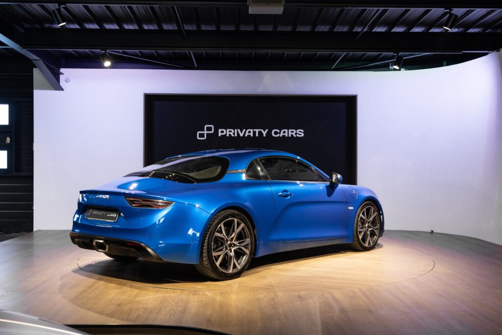 Vue arrière avec diffuseur et jantes – ALPINE – A110S PURE – 2019 – Bleu Alpine – 47 900 km – 252 ch – 4 cylindres turbo – Transmission : Sequentielle – Origine France – Privaty Cars – Commerce de voitures de sport luxe et premium proche de Bordeaux