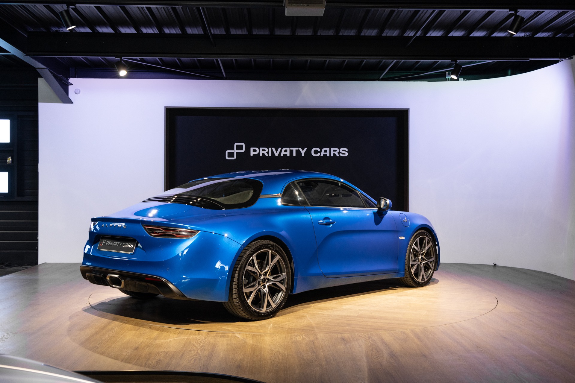 Vue arrière avec diffuseur et jantes – ALPINE – A110S PURE – 2019 – Bleu Alpine – 47 900 km – 252 ch – 4 cylindres turbo – Transmission : Sequentielle – Origine France – Privaty Cars – Commerce de voitures de sport luxe et premium proche de Bordeaux