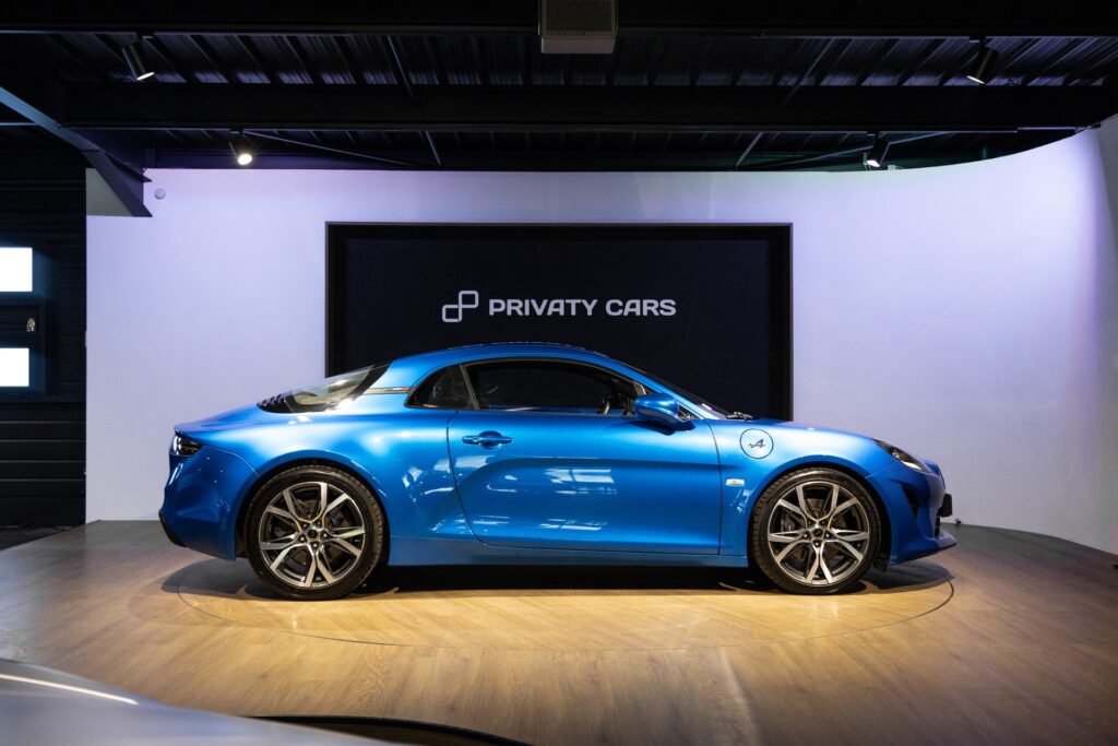 Vue latérale avec jantes sportives – ALPINE – A110S PURE – 2019 – Bleu Alpine – 47 900 km – 252 ch – 4 cylindres turbo – Transmission : Sequentielle – Origine France – Privaty Cars – Spécialiste des supercars d’occasion dans l’Ouest de la France