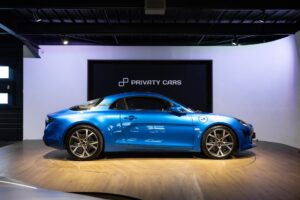 Vue latérale avec jantes sportives – ALPINE – A110S PURE – 2019 – Bleu Alpine – 47 900 km – 252 ch – 4 cylindres turbo – Transmission : Sequentielle – Origine France – Privaty Cars – Spécialiste des supercars d’occasion dans l’Ouest de la France