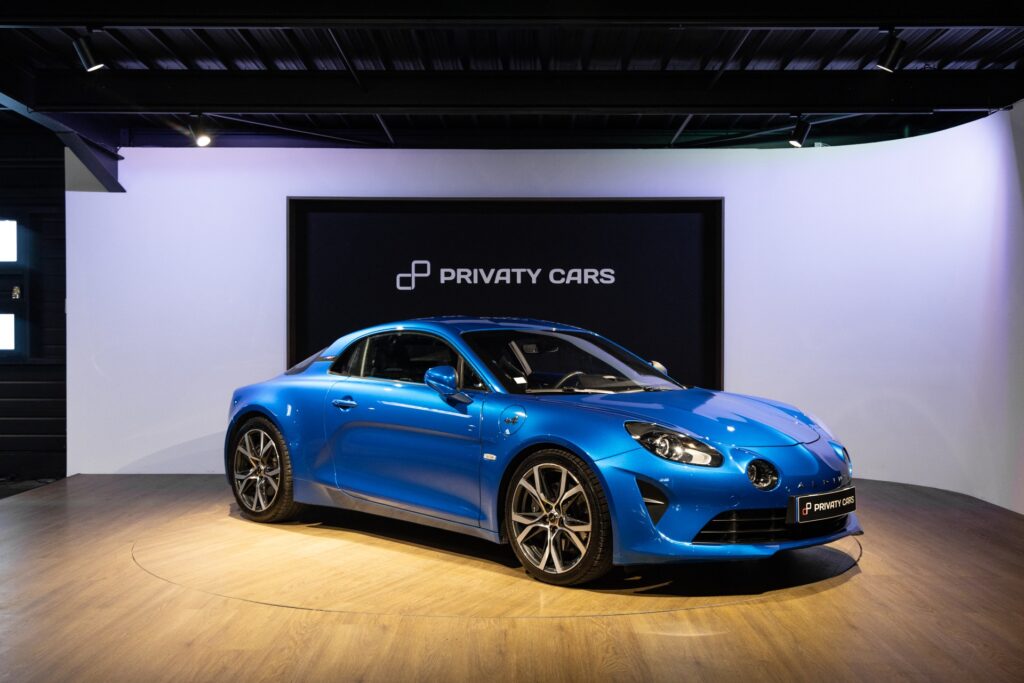 Vue latérale avec jantes sportives – ALPINE – A110S PURE – 2019 – Bleu Alpine – 47 900 km – 252 ch – 4 cylindres turbo – Transmission : Sequentielle – Origine France – Privaty Cars – Dépôt-vente de véhicules ALPINE à La Rochelle