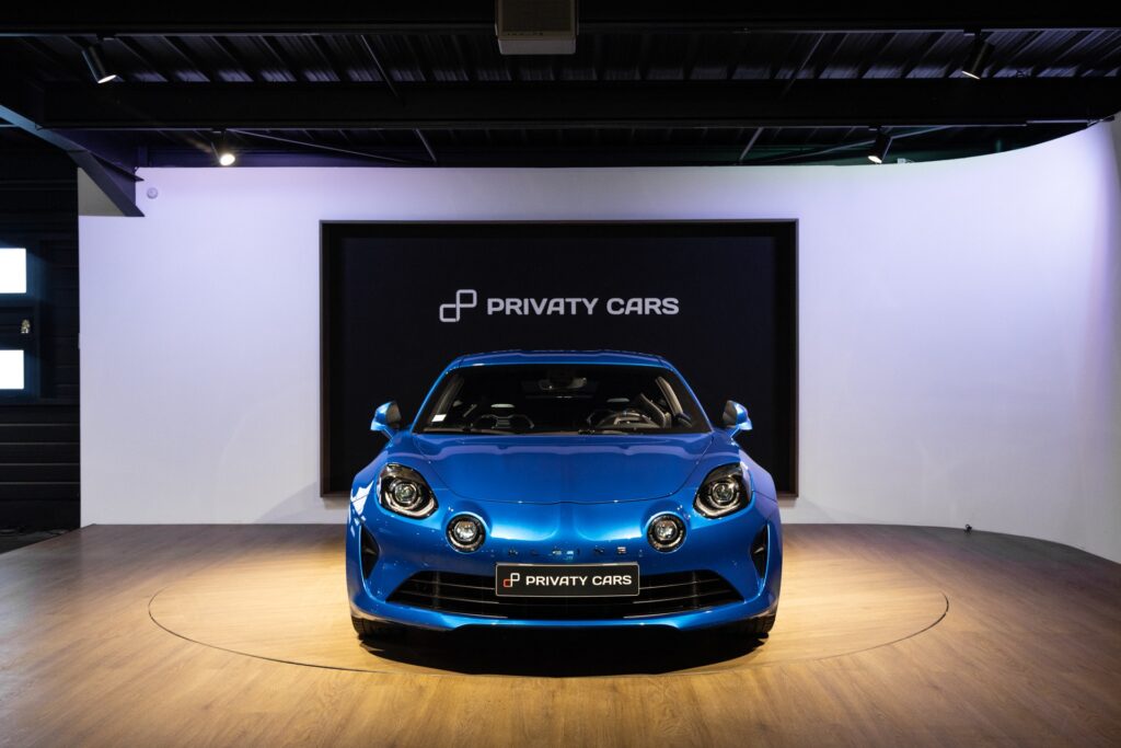 Vue avant avec phares ronds – ALPINE – A110S PURE – 2019 – Bleu Alpine – 47 900 km – 252 ch – 4 cylindres turbo – Transmission : Sequentielle – Origine France – Privaty Cars – Estimation et rachat de véhicules haut de gamme à 2 heures de Paris en TGV