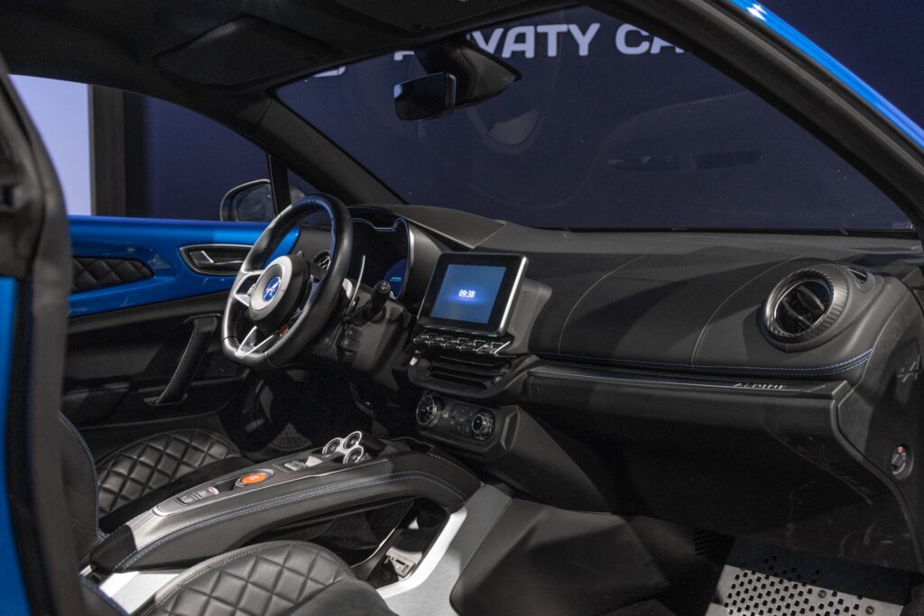 Tableau de bord – ALPINE – A110S PURE – 2019 – Bleu Alpine – 47 900 km – 252 ch – 4 cylindres turbo – Transmission : Sequentielle – Origine France – Privaty Cars – Spécialiste des supercars d’occasion près de Poitiers