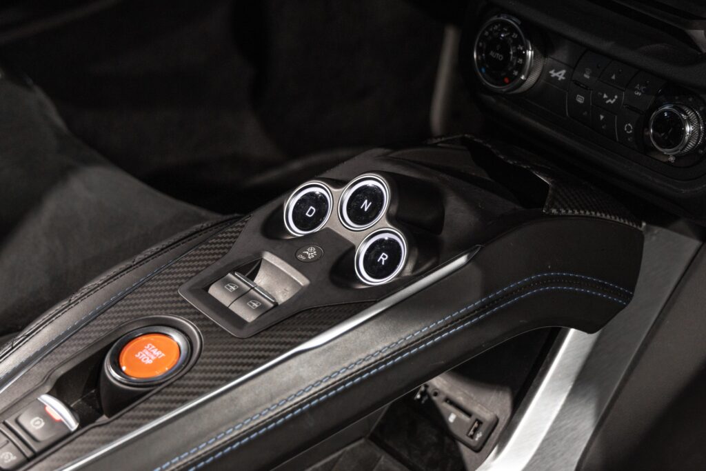 Console centrale avec commandes de transmission – ALPINE – A110S PURE – 2019 – Bleu Alpine – 47 900 km – 252 ch – 4 cylindres turbo – Transmission : Sequentielle – Origine France – Privaty Cars – Dépôt-vente de véhicules ALPINE dans l’Ouest de la France