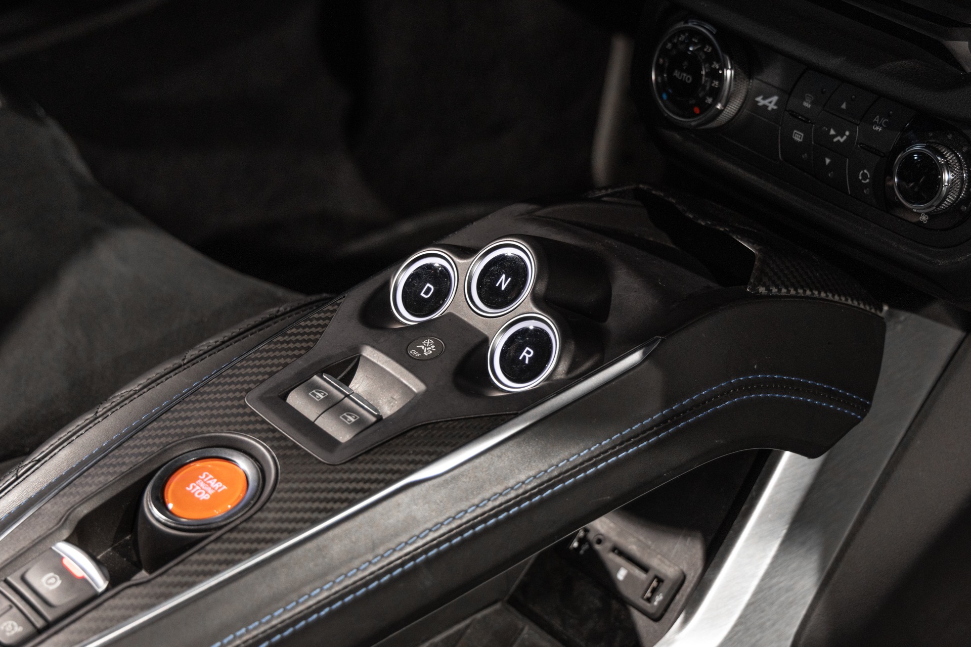 Console centrale avec commandes de transmission – ALPINE – A110S PURE – 2019 – Bleu Alpine – 47 900 km – 252 ch – 4 cylindres turbo – Transmission : Sequentielle – Origine France – Privaty Cars – Dépôt-vente de véhicules ALPINE dans l’Ouest de la France