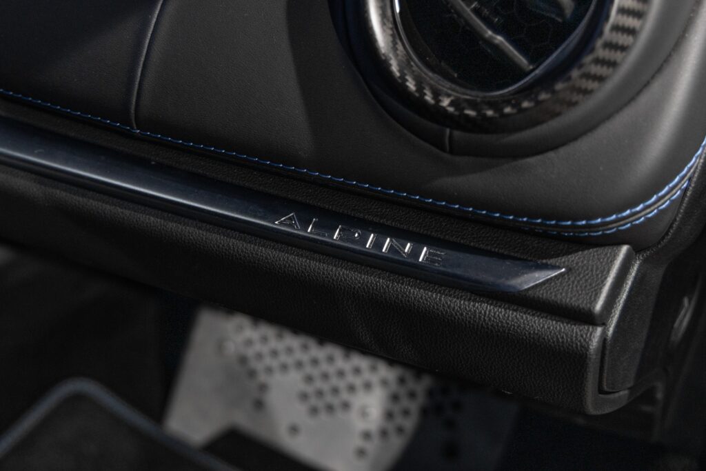 Tableau de bord – ALPINE – A110S PURE – 2019 – Bleu Alpine – 47 900 km – 252 ch – 4 cylindres turbo – Transmission : Sequentielle – Origine France – Privaty Cars – Chasseur de voitures de sport sur mesure dans l’Ouest de la France