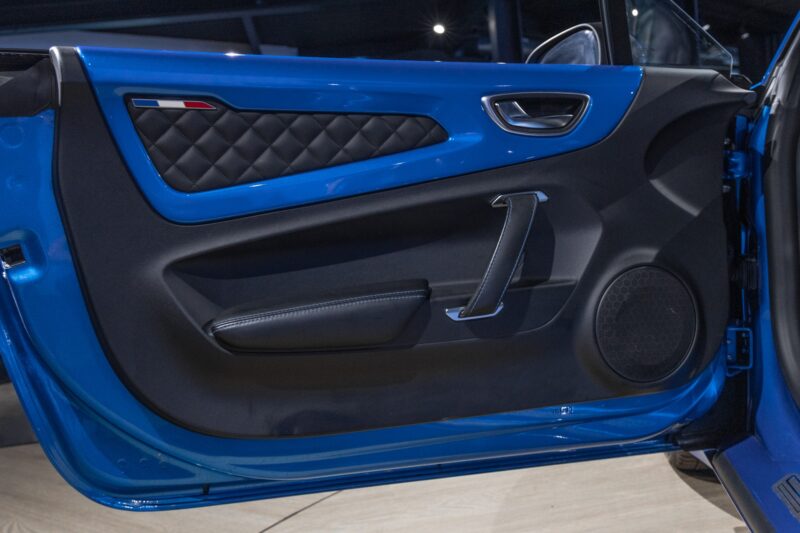 Panneau de porte avec garniture en cuir – ALPINE – A110S PURE – 2019 – Bleu Alpine – 47 900 km – 252 ch – 4 cylindres turbo – Transmission : Sequentielle – Origine France – Privaty Cars – Mandat de vente pour automobiles de luxe dans l’Ouest de la France