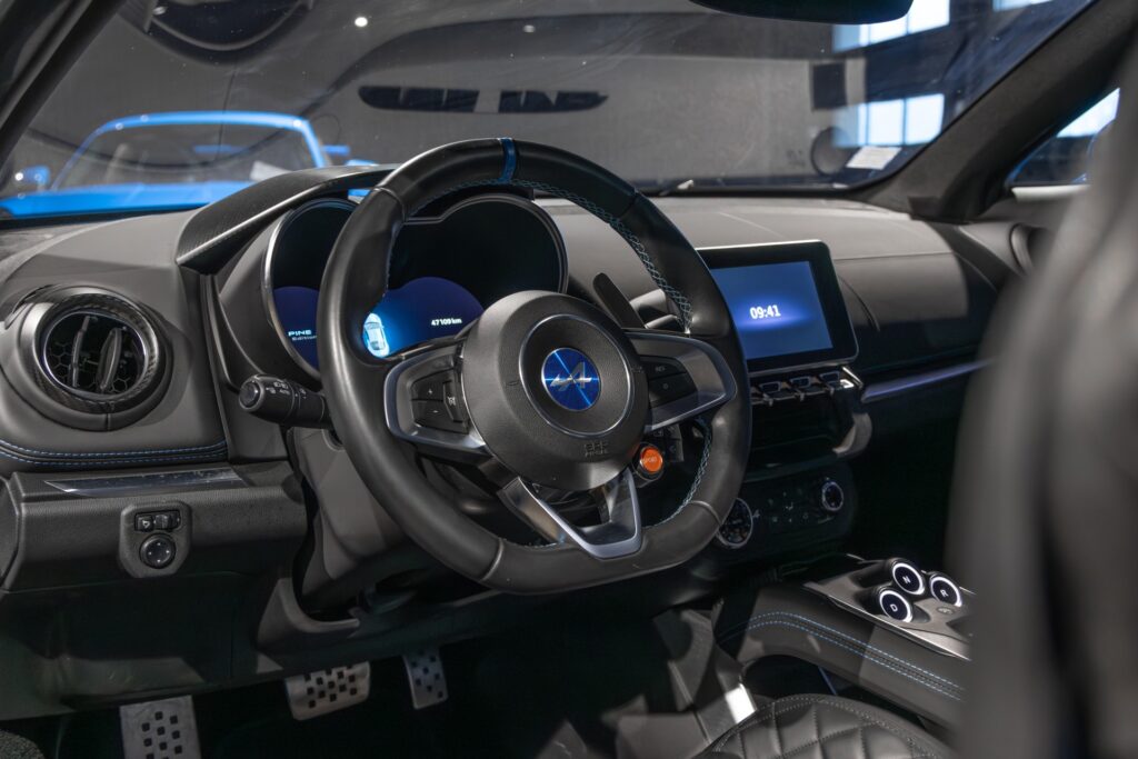 Volant – ALPINE – A110S PURE – 2019 – Bleu Alpine – 47 900 km – 252 ch – 4 cylindres turbo – Transmission : Sequentielle – Origine France – Privaty Cars – Rachat cash de voitures ALPINE en Charente-Maritime