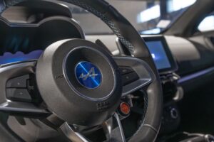 Volant – ALPINE – A110S PURE – 2019 – Bleu Alpine – 47 900 km – 252 ch – 4 cylindres turbo – Transmission : Sequentielle – Origine France – Privaty Cars – Service de courtage et recherche automobile premium entre Bordeaux et Nantes