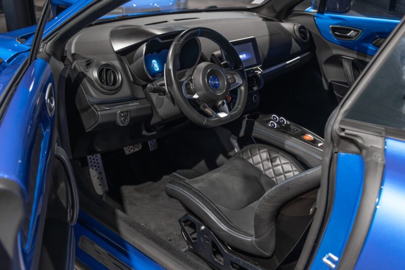 Volant – ALPINE – A110S PURE – 2019 – Bleu Alpine – 47 900 km – 252 ch – 4 cylindres turbo – Transmission : Sequentielle – Origine France – Privaty Cars – Reprise cash de voitures de luxe sans obligation d’achat dans l’Ouest de la France