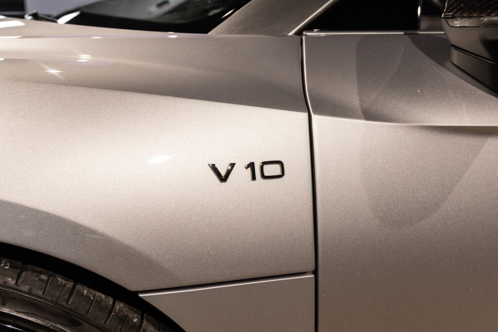 Carrosserie – AUDI – R8 Spyder – 2017 – Argent Métallisé – 26 900 km – 540 ch – V10 Atmo – Transmission : Sequentielle – Origine France – Privaty Cars – Rachat cash de voitures de sport d’occasion dans l’Ouest de la France